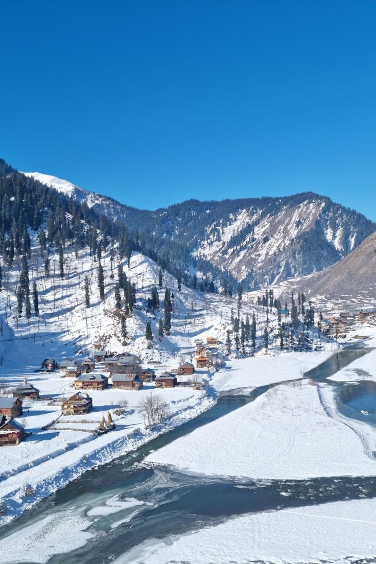 Beautiful Dal Lake in Jammu and Kashmir